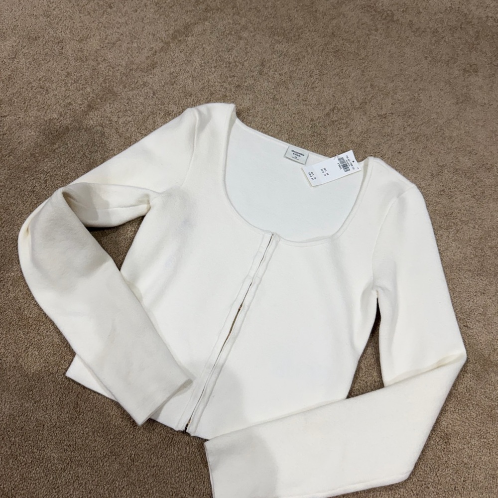 Abercrombie & Fitch Ivory Long Sleeve - clasp closure